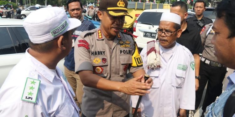 Kapolres Jakpus Himbau Massa Pulang