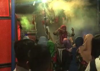 Wanita Berdaster Menenteng Senapan