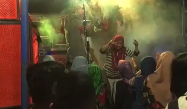 Wanita Berdaster Menenteng Senapan