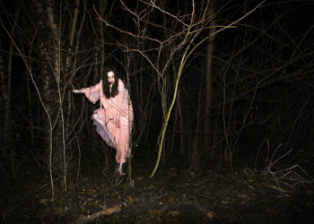 Penampakan Kuntilanak Terlihat Nangkring