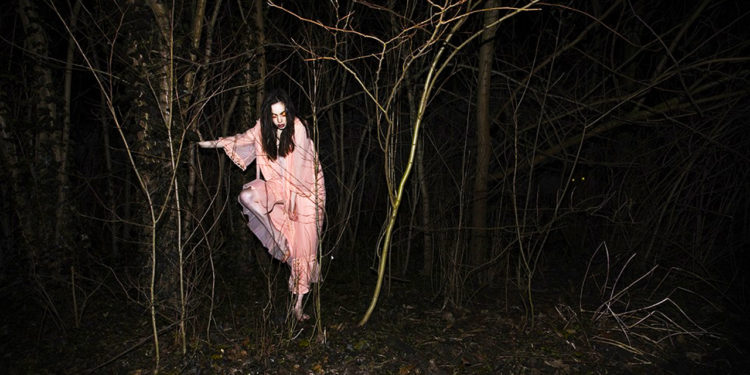 Penampakan Kuntilanak Terlihat Nangkring