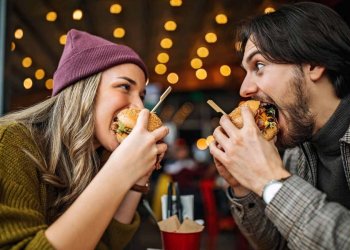 Makan Burger Bikinan Sendiri