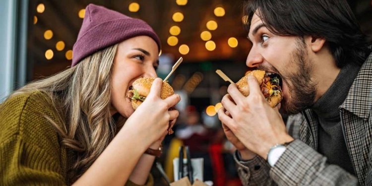 Makan Burger Bikinan Sendiri