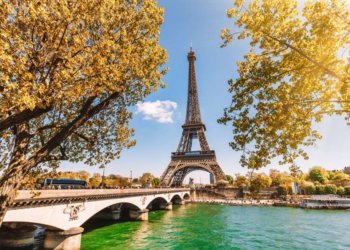 Hukuman memfoto menara Eiffel