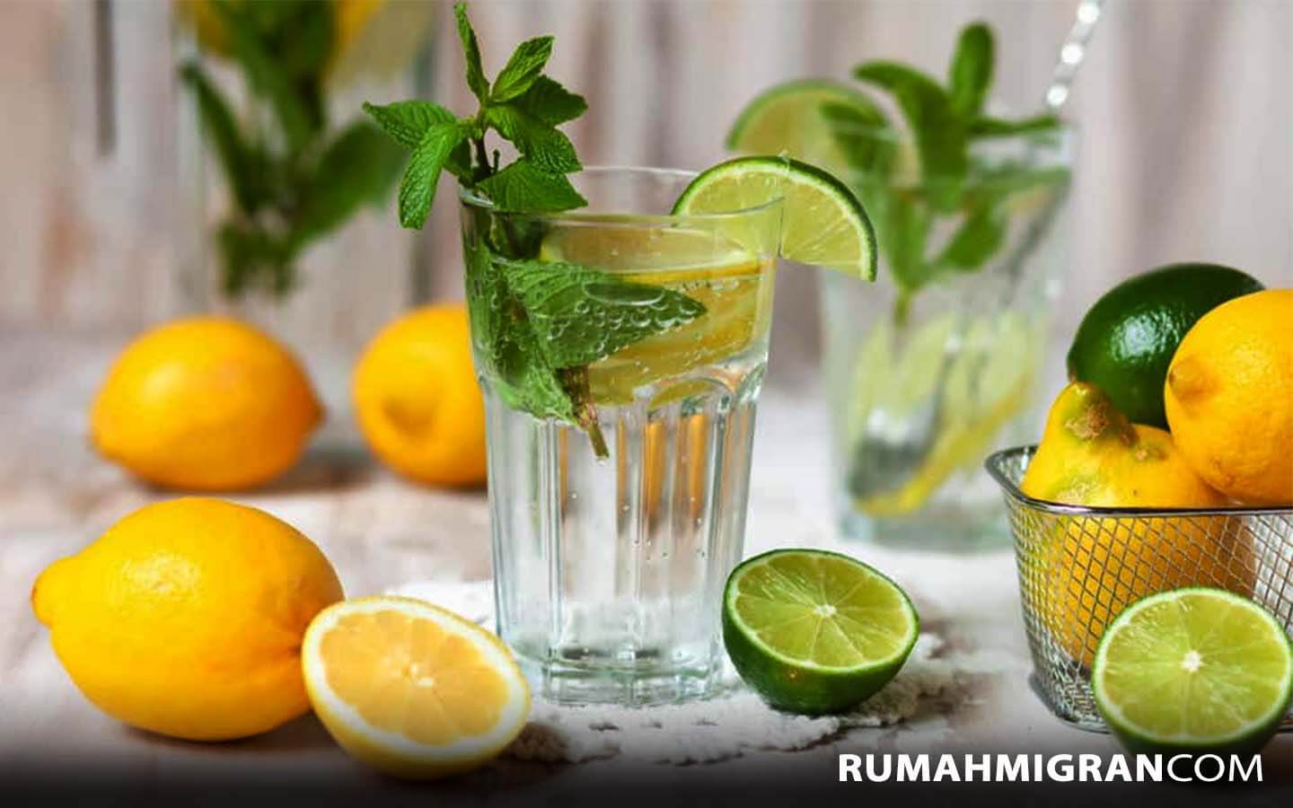 Вода лимон лайм. Лимонная вода. Вода с лимоном. Лимонный сок в стакане. Стакан воды с лимоном.