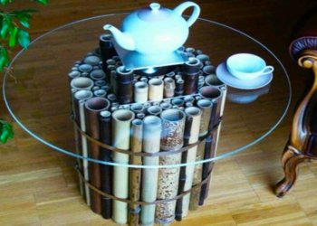 Meja Dengan Penyangga Bambu