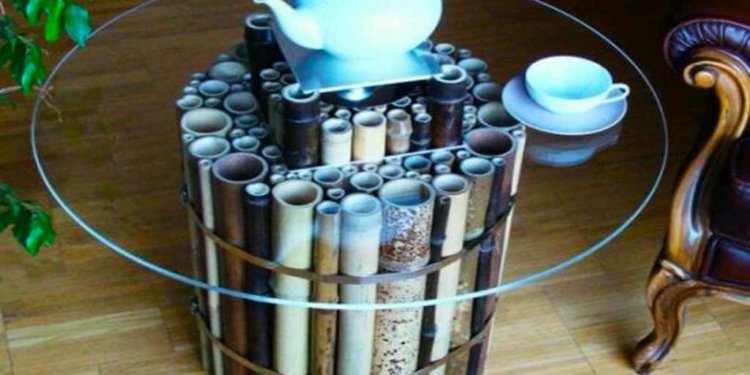 Meja Dengan Penyangga Bambu