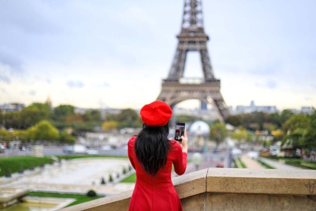 Hukuman memfoto menara Eiffel