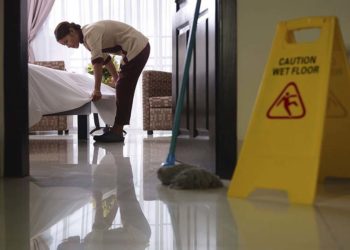 Cara membersihkan kamar hotel