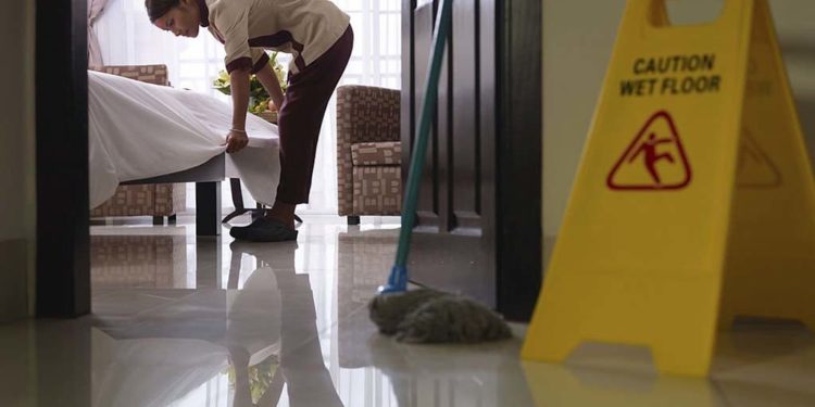 Cara membersihkan kamar hotel